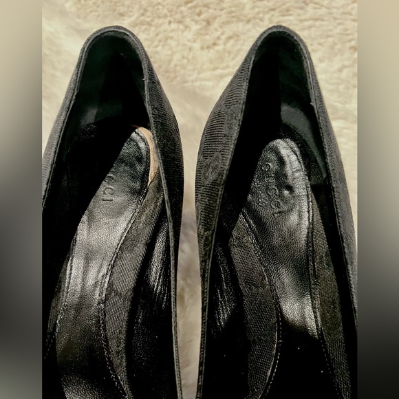 Gucci Women’s pumps. Classic GG logo. Black with gold hard wear. Size 8. - Picture 7 of 7